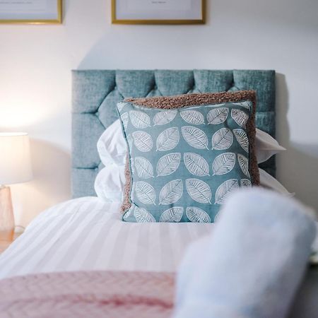 New! Spacious 2-Bed Home In Chester City-Centre By 53 Degrees Property, Ideal For Couples & Small Groups, Great Location - Sleeps 5 المظهر الخارجي الصورة
