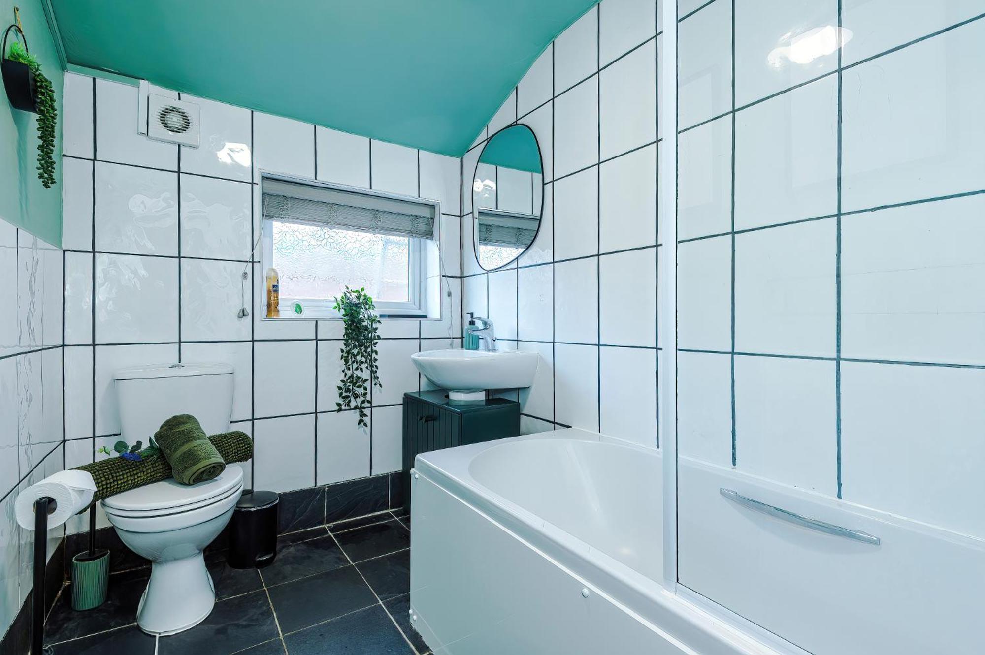 New! Spacious 2-Bed Home In Chester City-Centre By 53 Degrees Property, Ideal For Couples & Small Groups, Great Location - Sleeps 5 المظهر الخارجي الصورة