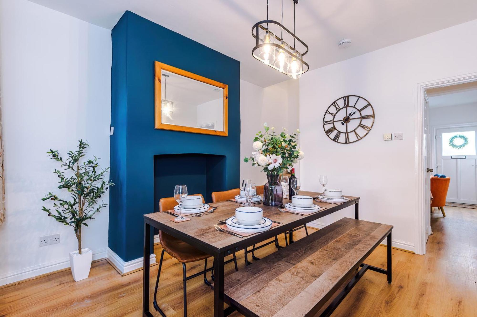 New! Spacious 2-Bed Home In Chester City-Centre By 53 Degrees Property, Ideal For Couples & Small Groups, Great Location - Sleeps 5 المظهر الخارجي الصورة
