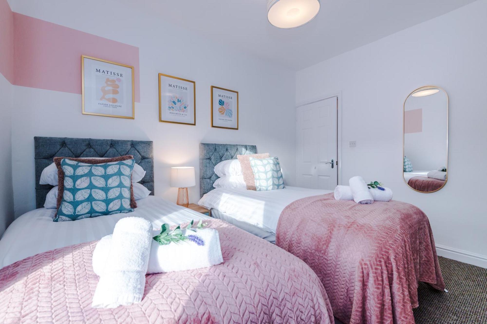 New! Spacious 2-Bed Home In Chester City-Centre By 53 Degrees Property, Ideal For Couples & Small Groups, Great Location - Sleeps 5 المظهر الخارجي الصورة